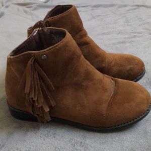 Girl’s light brown booties